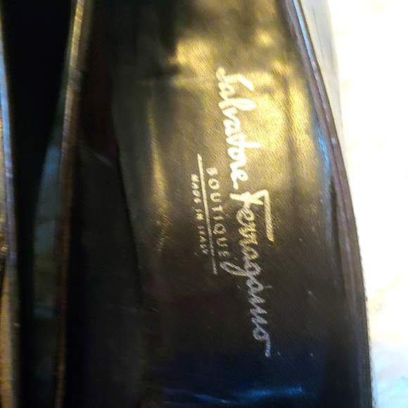 SALVATORE FERRAGAMO 9 BROWN LEATHER CROCODILE EMBOSSED SIGNATURE VARA BOW PUMPS - Picture 5 of 13